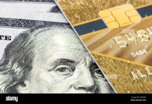 tarjeta de debito con billetes dolares americanos