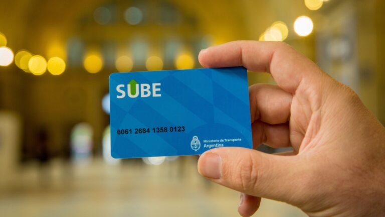 tarjeta sube en mano usuario metro buenos aires