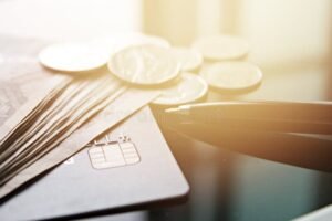 Cómo Saber Si Mi Cuenta es Caja de Ahorro o Cuenta Corriente 43 tarjetas bancarias y monedas sobre escritorio