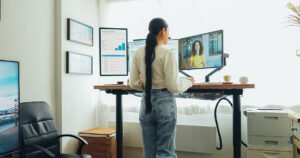 trabajador remoto en oficina domestica moderna