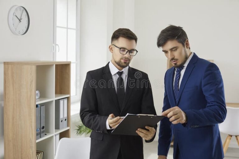 trabajadores en oficina discutiendo documentos legales