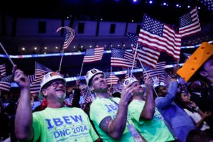 trabajadores estatales celebrando con bandera nacional