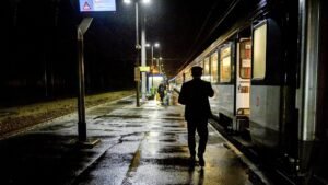 tren de la linea roca en estacion nocturna