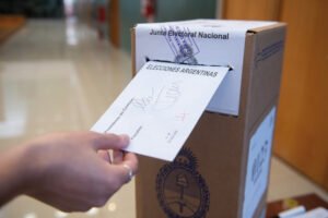 Cuánto te Podés Llegar a Multar por No Votar en Argentina 2 urna electoral y boleto de multa argentina
